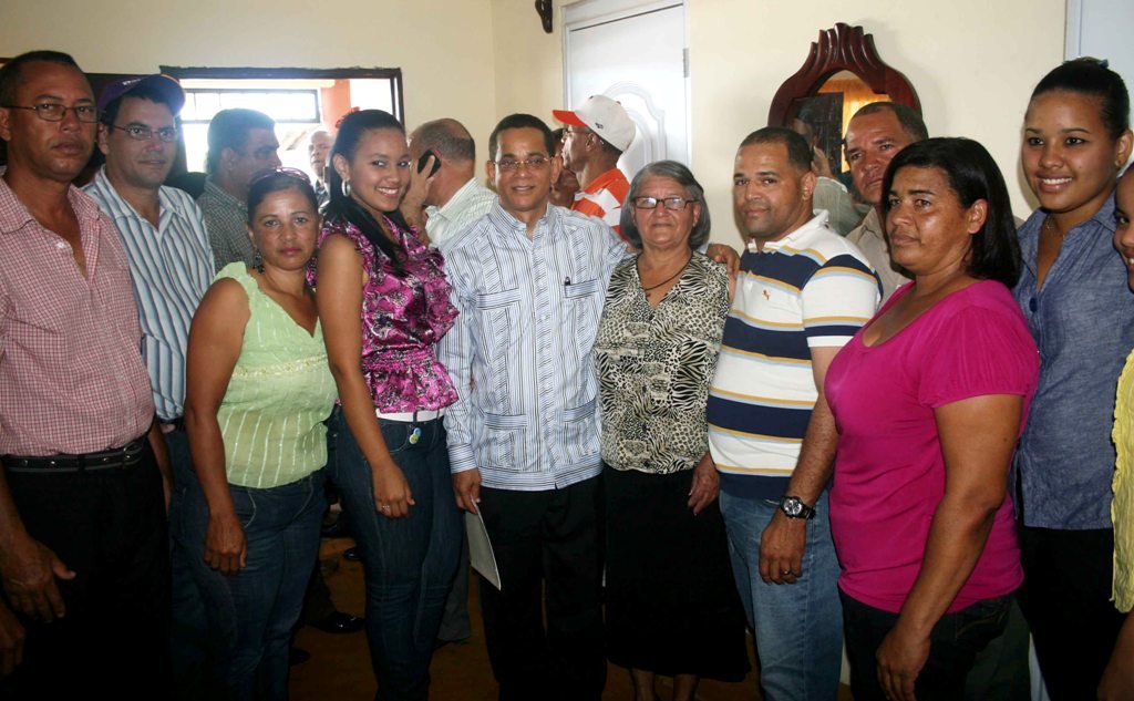 El senador José Rafael Vargas y el síndico de Cayetano Germosen Pempem Cabreja comparten con la familia Camacho